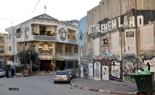 У Јерусалиму и Витлејему, на линији разграничења Израелаца и Арапа, где цвета трговина: Око зида раздвајања посебан попуст за Србе! (ФОТО)